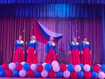                     «Гордо реет флаг- российский»