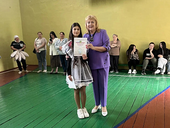 Начальник управления культуры Елена Карандина побывала на последнем звонке в школе с. Репьевка