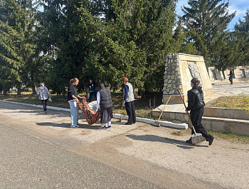 Врип главы администрации Старобурасского муниципального образования Ирина Чернышова приняла участие в общеобластном субботнике