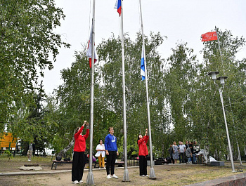 В Парке Победы на Соколовой горе Саратова прошло торжественное мероприятие, посвященное Дню Государственного флага.