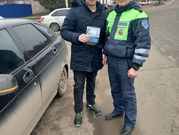 Сотрудники полиции совместно с членом Общественного совета провели беседу по предупреждению дистанционного мошенничества