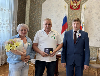 Глава района Андрей Кушнарёв вручил медаль «За любовь и верность» супругам Вячеславу и Ольге Ставкиным