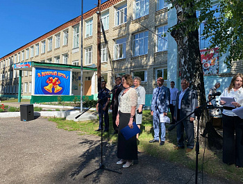 Глава района Н.В. Трошина посетила праздничную линейку в Алексеевской школе