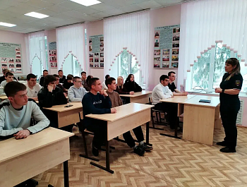 Инспектор по делам несовершеннолетних напомнила студентам техникума о важности ведения здорового образа жизни