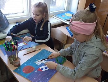 В преддверии праздника День космонавтики в ГБУДО «Базарно-Карабулакской ДШИ» прошел мастер-класс «Полёт в космос» под руководством преподавателя Самошкиной Н.В.
