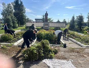 По поручению главы администрации Алексеевского муниципального образования Андрея Демагина проведена уборка территории, прилегающей к памятнику 