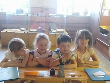 Музей истории и краеведения впервые посетили малыши детского садика " Радуга 