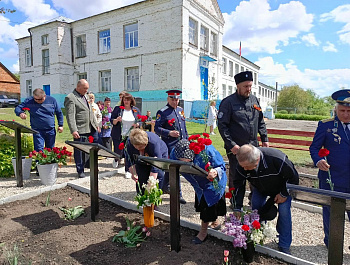 В юбилей Великой Победы, во дворе Казанлинской школы открылась Аллея её выпускников