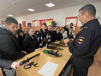 В Базарно-Карабулакском районе сотрудники полиции и общественники провели профориентационную экскурсию для школьников из с. Алексеевка