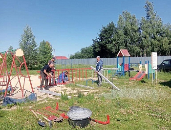 Под контролем главы администрации Свободинского муниципального образования Сергея Панкратова идёт установка дополнительных элементов на детской площадке в р. п. Свободный