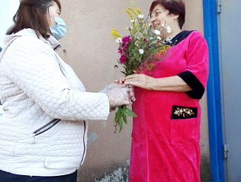 Поздравил самых дорогих жителей села Первая Ханенёвка