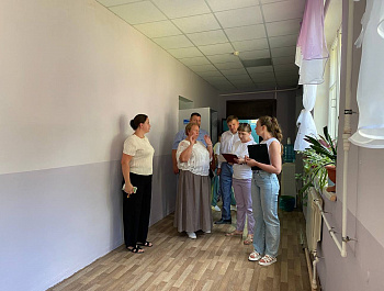 Экспертная комиссия под руководством начальника управления образования администрации района Е. Н. Симоновой начала приёмку образовательных учреждений к новому учебному году