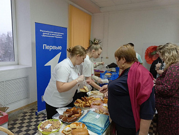 Перед началом мероприятия, посвященного работникам сельского хозяйства и перерабатывающей промышленности, в фойе РДК школьники района активно и задорно зазывали земляков на благотворительную ярмарку, организованную движением Первых
