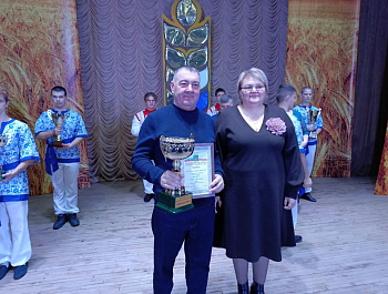 На мероприятии были вручены переходящие кубки главы района за достижение наивысших производственных показателей по итогам 2024 года