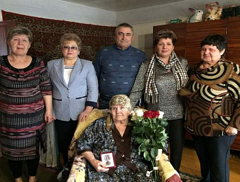 Продолжается акция вручения юбилейных медалей