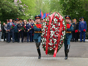  На Воскресенском кладбище Саратова в преддверии Дня Победы жители города собрались у мемориала Защитникам Отечества, чтобы почтить память погибших в годы Великой Отечественной войны. Вместе с саратовцами цветы возложил губернатор Роман Бусаргин