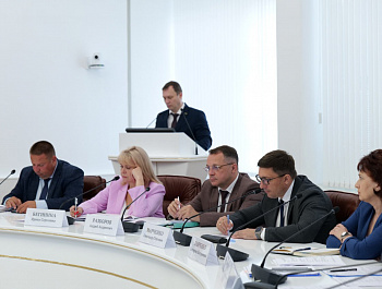 Губернатор Роман Бусаргин провел постоянно действующее совещание с участием зампредов и министров Правительства области, а также глав районов.