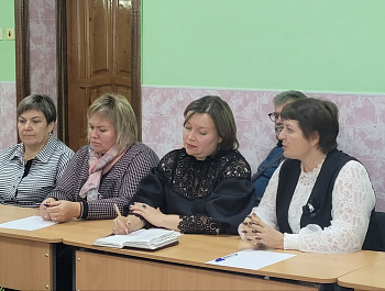 Сегодня глава района Н.В. Трошина приняла участие во встрече с педагогами, организованной депутатом Саратовской областной Думы В.В. Рогожиным
