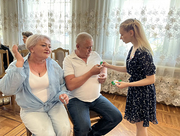 В День семьи, любви и верности, который в России отмечается 8 июля, в отделе ЗАГС по Базарно-Карабулакскому району состоялось вручение медали «За любовь и верность»