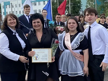 Заместитель главы администрации района по социальной сфере Юлия Евдокимова посетила линейку в школе № 2 Базарного Карабулака 