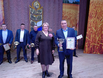 На мероприятии были вручены переходящие кубки главы района за достижение наивысших производственных показателей по итогам 2024 года