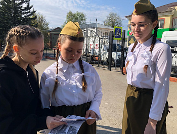 В рамках Дня единых действий в память о геноциде советского народа нацистами и их пособниками в годы Великой Отечественной войны, культорганизатор РДК Карина Березина провела акцию «Без срока давности»