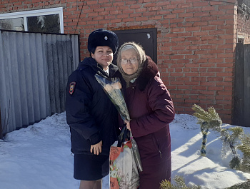 Сотрудники полиции провели акцию «8 марта в каждый дом»