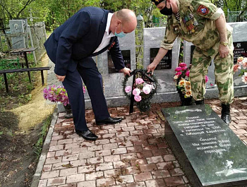 Церемония возложения цветов к мемориалу павшим землякам от лица всех жителей