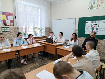 В  рамках операции «Чистое поколение» сотрудники полиции провели профилактические занятия со школьниками