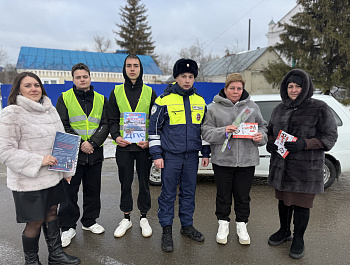 Сотрудники Госавтоинспекции провели акцию «Цветы для автоледи»