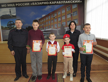В Базарном Карабулаке полицейские наградили детей принявших участие в конкурсе «Полицейский дядя Стёпа»