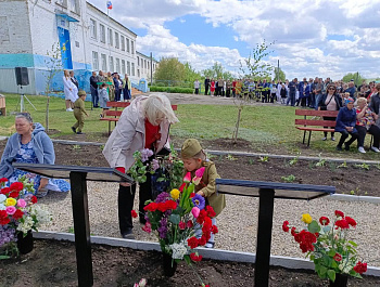 В юбилей Великой Победы, во дворе Казанлинской школы открылась Аллея её выпускников