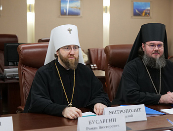 Губернатор Роман Бусаргин провел встречу с митрополитом Саратовским и Вольским Игнатием