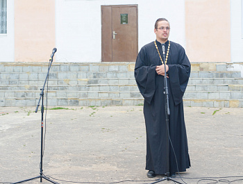 Вечером, 21 июня, на главной площади нашего села прошло мероприятие «Это надо не павшим, это нужно живым…», посвященный Дню памяти и скорби.