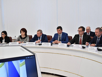 Губернатор Роман Бусаргин провел постоянно действующее совещание с зампредами и министрами Правительства, а также главами районов. Обсуждались текущая ситуация в регионе, вопросы соцсферы, обращения граждан в социальных сетях
