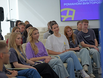Губернатор Роман Бусаргин встретился с участниками делегации Саратовской области молодежного форума Приволжского федерального округа «иВолга»