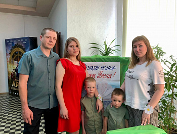 Культорганизатор РДК Карина Березина провела акции: «Открытка для мамы», «Символ праздника» и «Семейные пожелания».