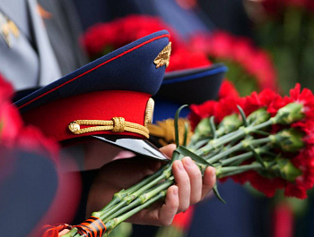  На Воскресенском кладбище Саратова в преддверии Дня Победы жители города собрались у мемориала Защитникам Отечества, чтобы почтить память погибших в годы Великой Отечественной войны. Вместе с саратовцами цветы возложил губернатор Роман Бусаргин