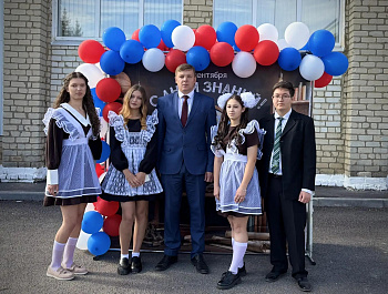 Глава района Андрей Кушнарев посетил торжественную линейку, посвящённую Дню знаний, в школе с. Хватовка