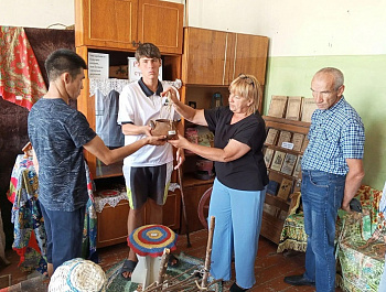 «Живые традиции: в гости к старине глубокой»                                                                  Экскурсия в музейный уголок