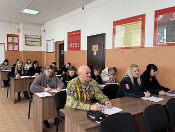 Сотрудники полиции, ветераны и член Общественного совета при отделе полиции приняли участие в «Диктанте Победы»
