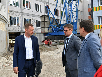 Губернатор Роман Бусаргин посетил строящиеся объекты здравоохранения Саратовской области