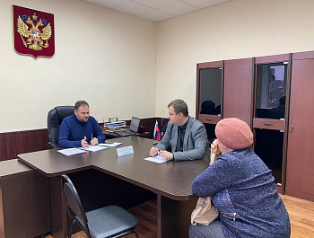 Глава района Артём Курочкин принял участие в приёме граждан, который сегодня в Базарном Карабулаке провёл заместитель начальника Государственной жилищной инспекции Саратовской области  Алексей Кузнецов