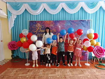  18 июня сотрудник сельского дома культуры села Тепляковка провёл для дошкольников познавательную викторину «С любовью к России»