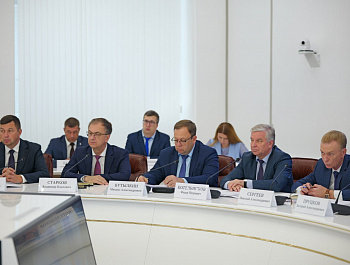 Губернатор Роман Бусаргин провел постоянно действующее совещание с зампредами и министрами Правительства области, а также главами районов