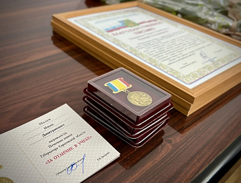 Глава района Андрей Кушнарёв вручил Почётные знаки Губернатора Саратовской области «За отличие в учебе» выпускникам 2025 года