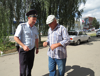 В Базарно-Карабулакском районе участковые уполномоченные полиции продолжают информировать население о дистанционных мошенниках 