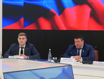 Губернатор Роман Бусаргин в преддверии отчета о работе Правительства области по итогам 2024 года начал традиционный цикл встреч с представителями всех фракций областной думы