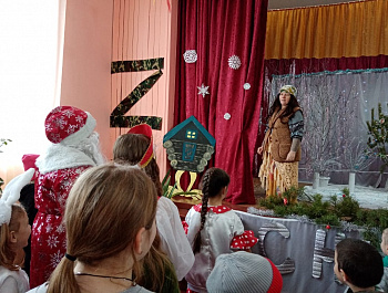 21.12.25г Большечечуйский СДК пригласил  детей и их родителей на новогоднее представление "Баба Яга и молодильное яблоко"