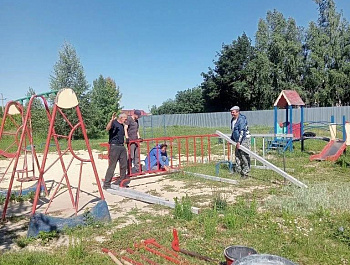 Под контролем главы администрации Свободинского муниципального образования Сергея Панкратова идёт установка дополнительных элементов на детской площадке в р. п. Свободный